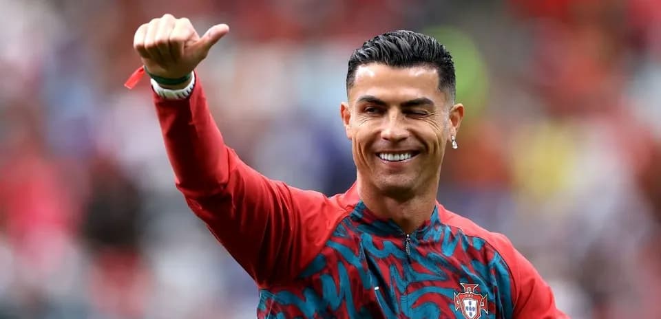 Cristiano Ronaldo saludando en el campo de juego