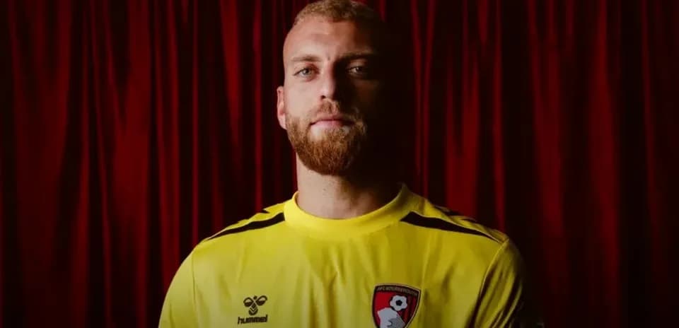 Portero posando en camiseta amarilla de AFC Bournemouth