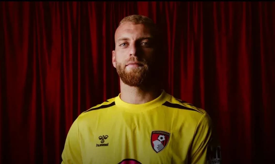 Portero posando en camiseta amarilla de AFC Bournemouth