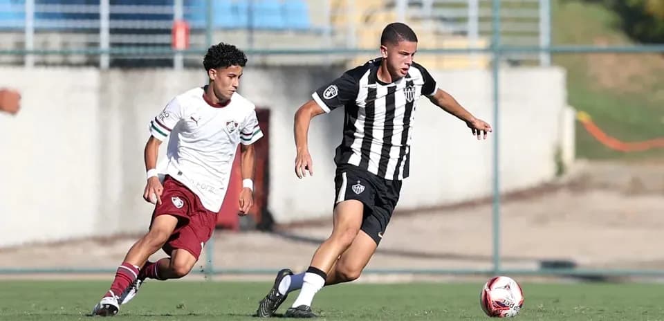 Jugadores de Atletico-MG y Fluminense en acción