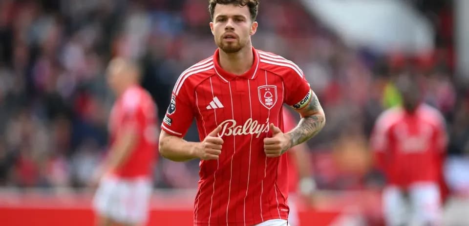 Jugador de Nottingham Forest en uniforme rojo durante el partido