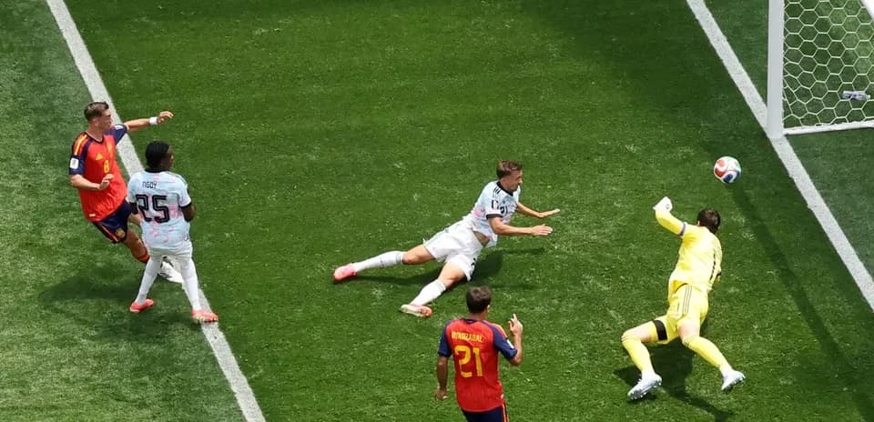 Jugador lanzando un tiro a puerta en partido