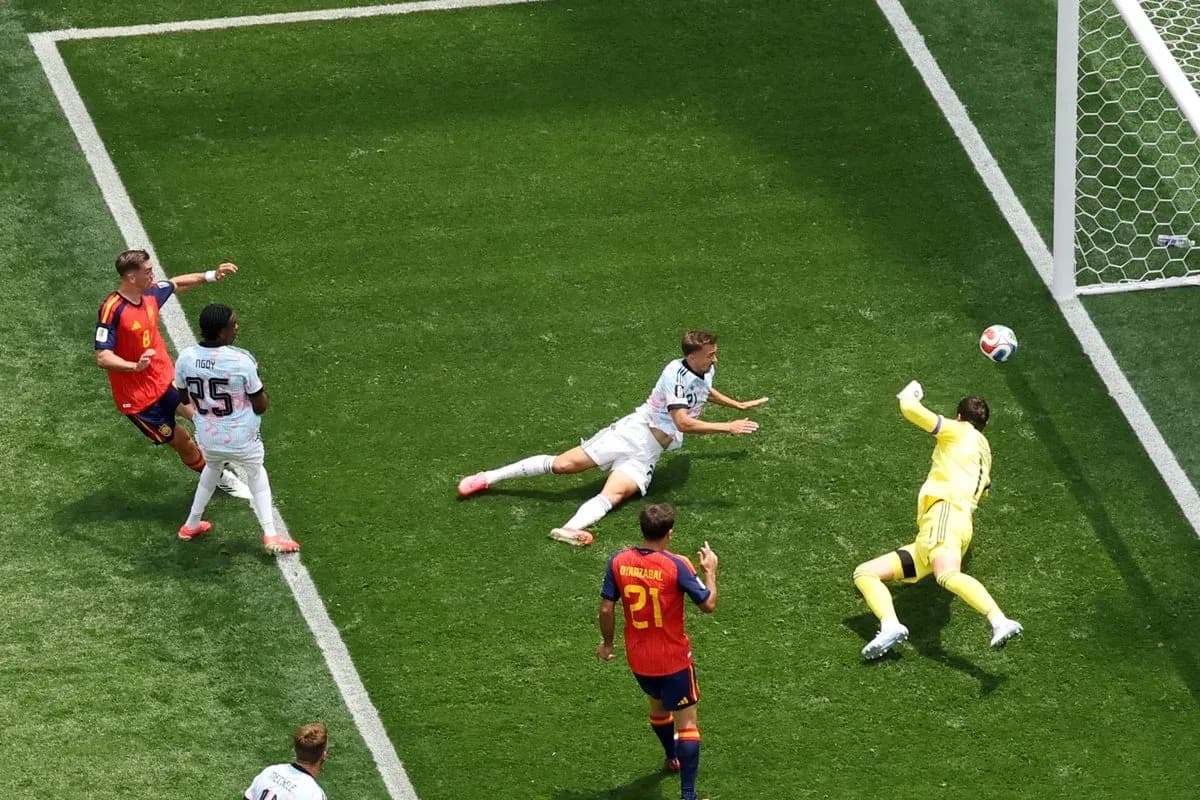 Jugador lanzando un tiro a puerta en partido