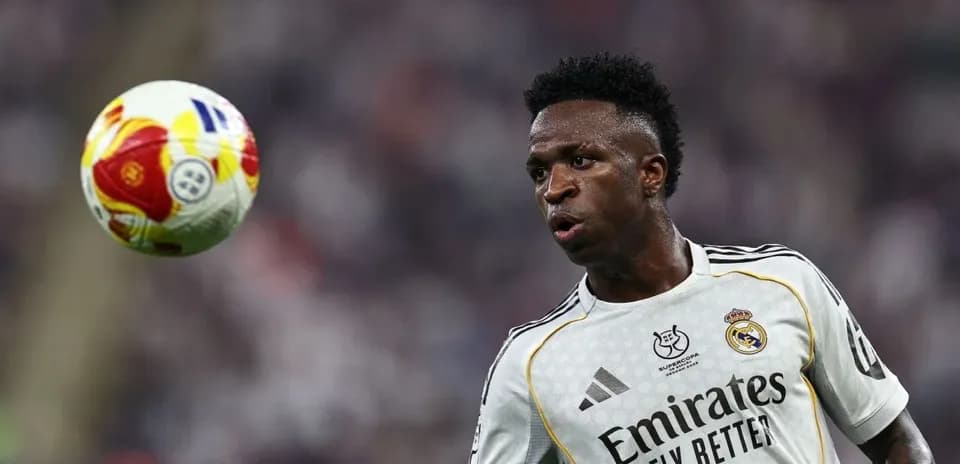 Vinícius Júnior jugando con el balón en el campo