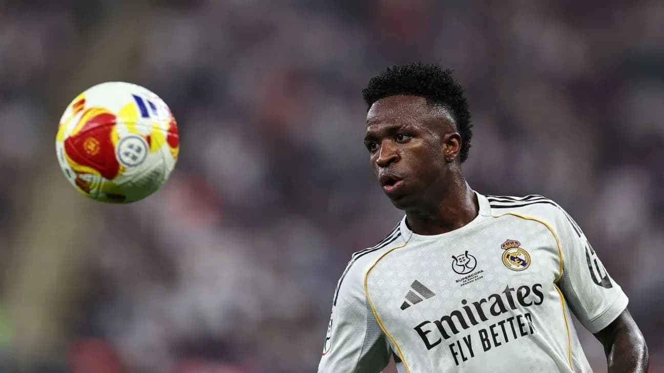Vinícius Júnior jugando con el balón en el campo