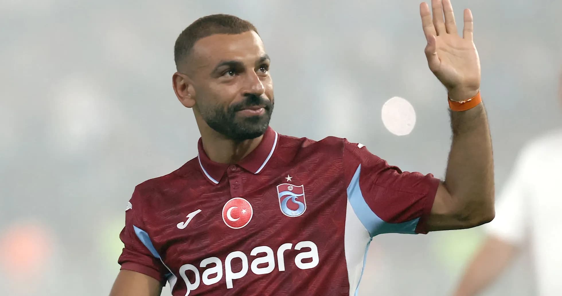 Jugador saludando con camiseta de Trabzonspor