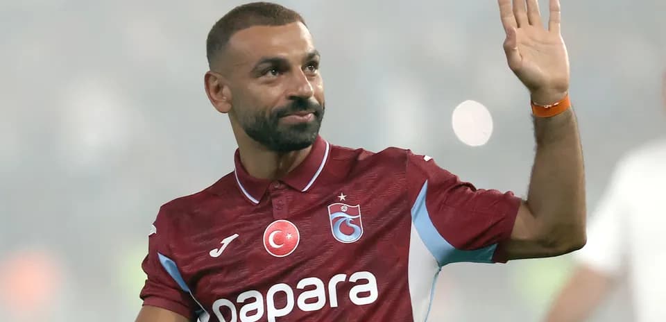 Jugador saludando con camiseta de Trabzonspor