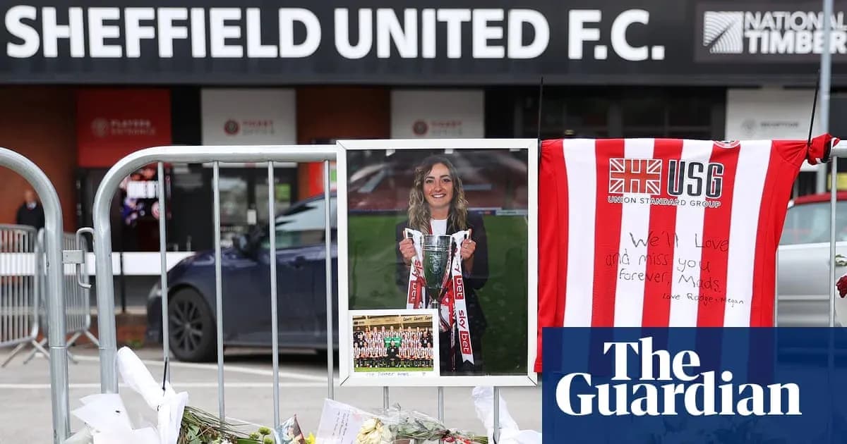 Homenaje en Sheffield United con flores y camiseta