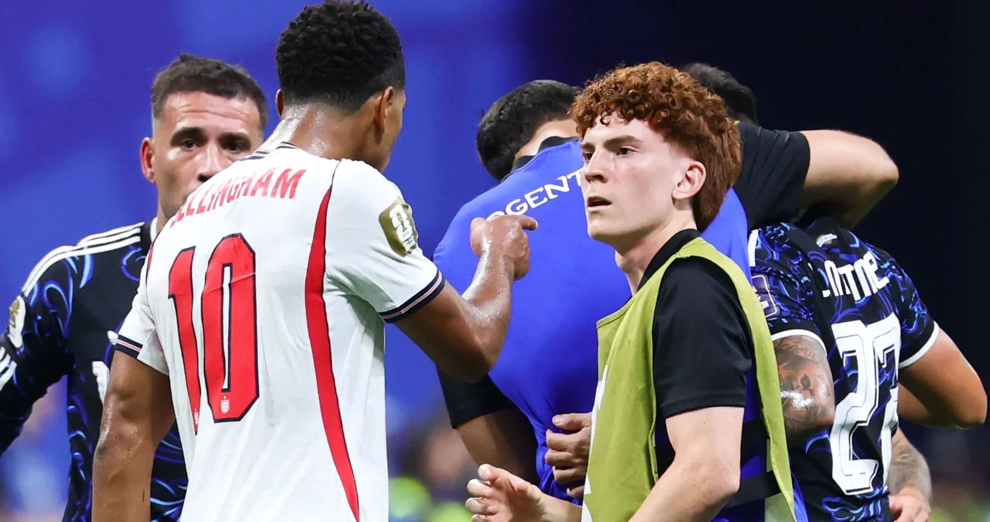 Jugadores conversando durante un partido de fútbol