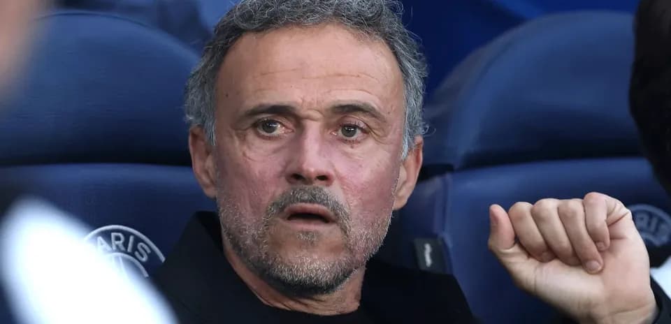 Entrenador sentado en el banquillo durante el partido