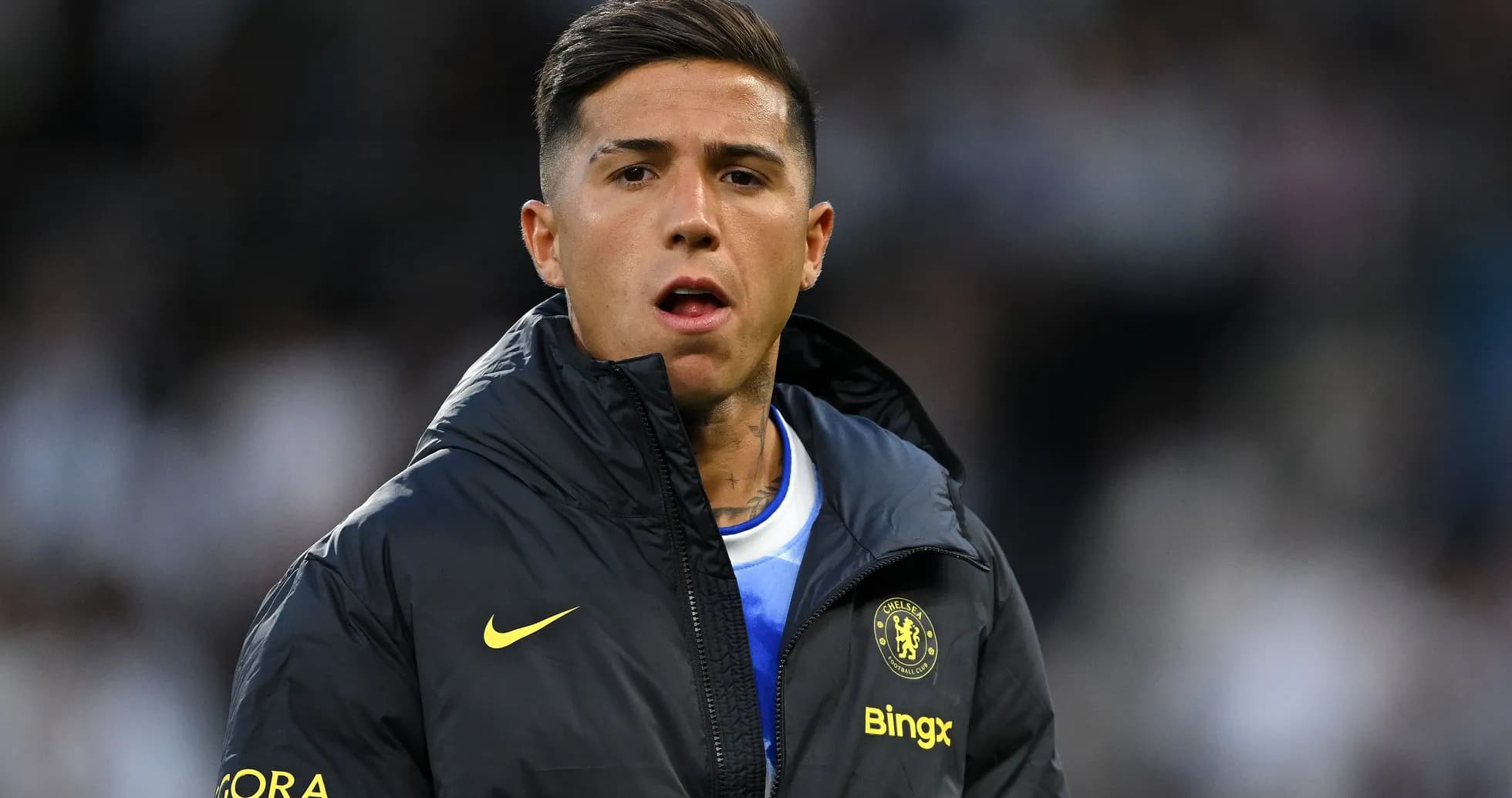 Jugador de Chelsea en la zona técnica del estadio