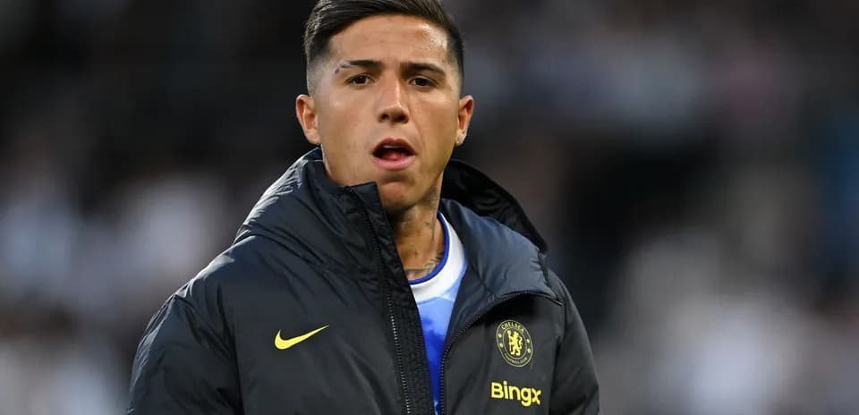 Jugador de Chelsea en la zona técnica del estadio