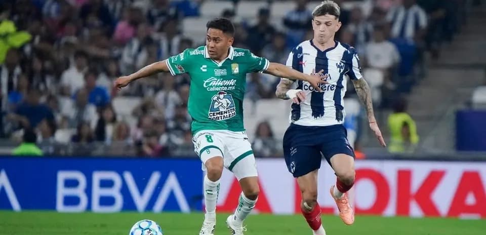 Jugadores de León y Monterrey compitiendo por el balón