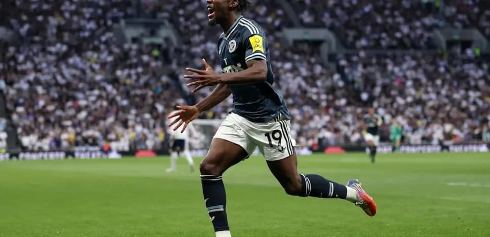 Jugador celebrando un gol en el estadio
