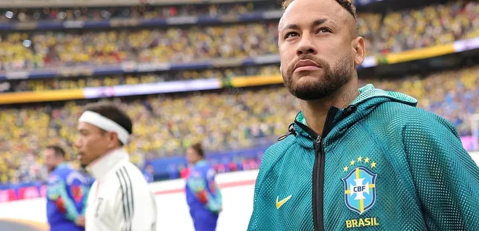 Neymar con chaqueta de Brasil en el campo