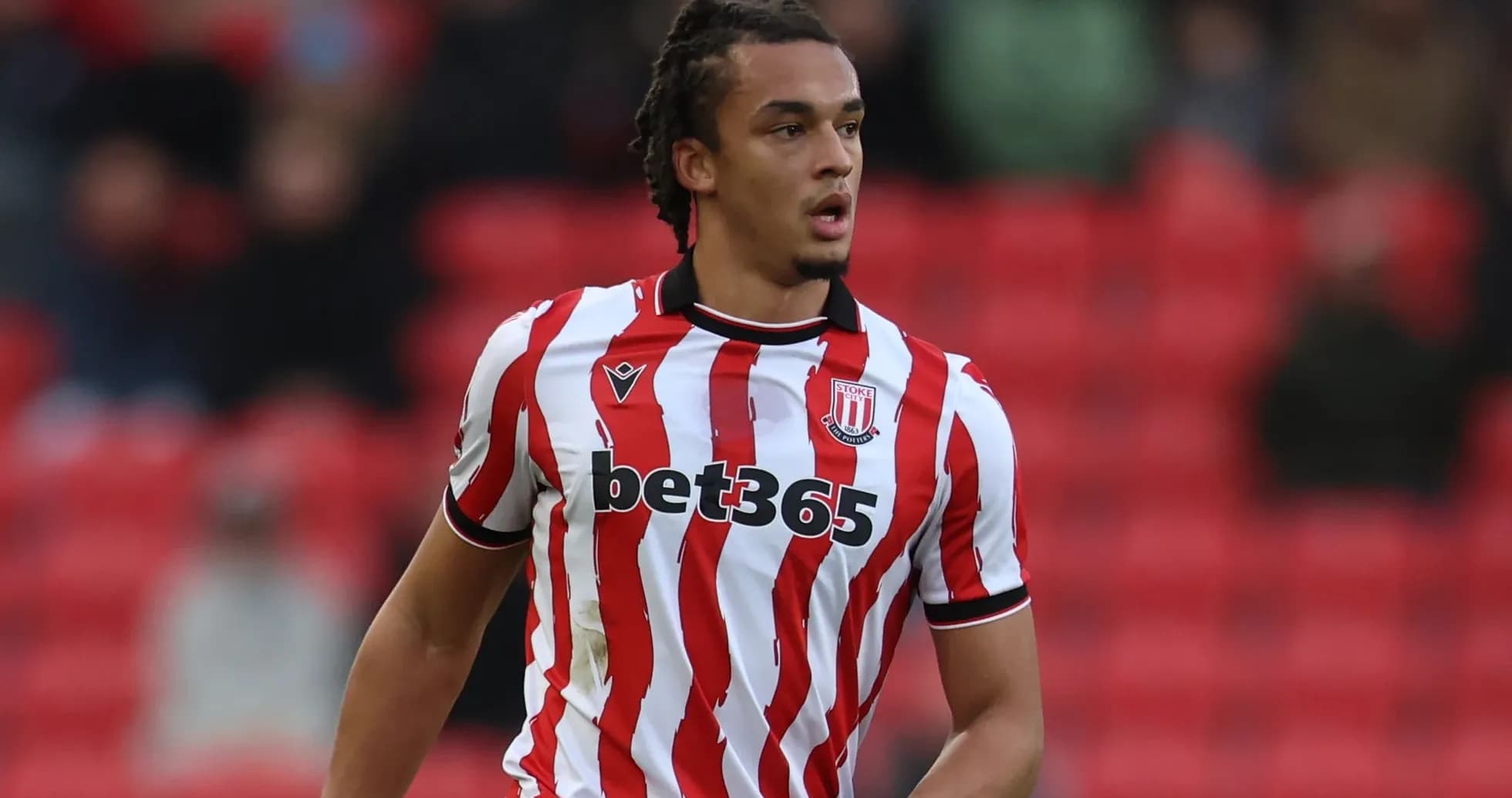 Jugador de Stoke City en uniforme a rayas rojas y blancas
