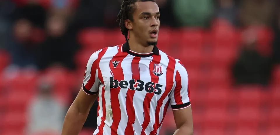 Jugador de Stoke City en uniforme a rayas rojas y blancas