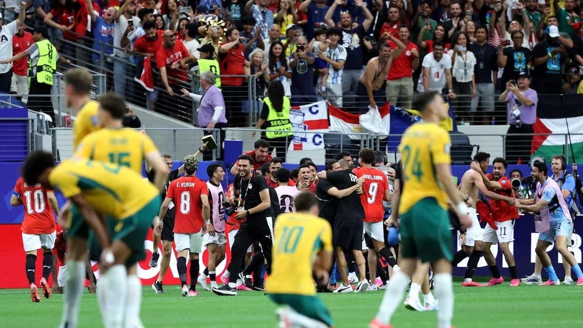 Jugadores celebrando con aficionados en el estadio