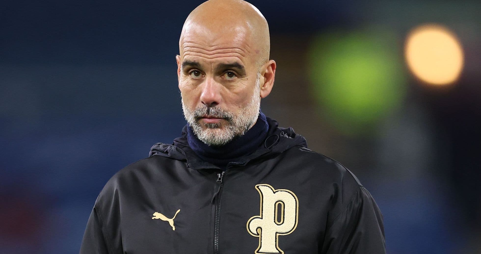 Entrenador en el campo durante el partido