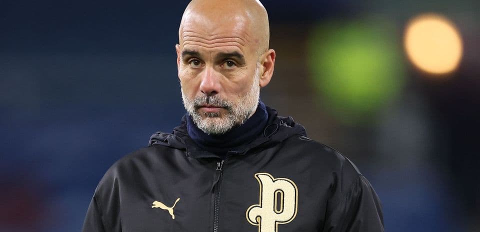 Entrenador en el campo durante el partido