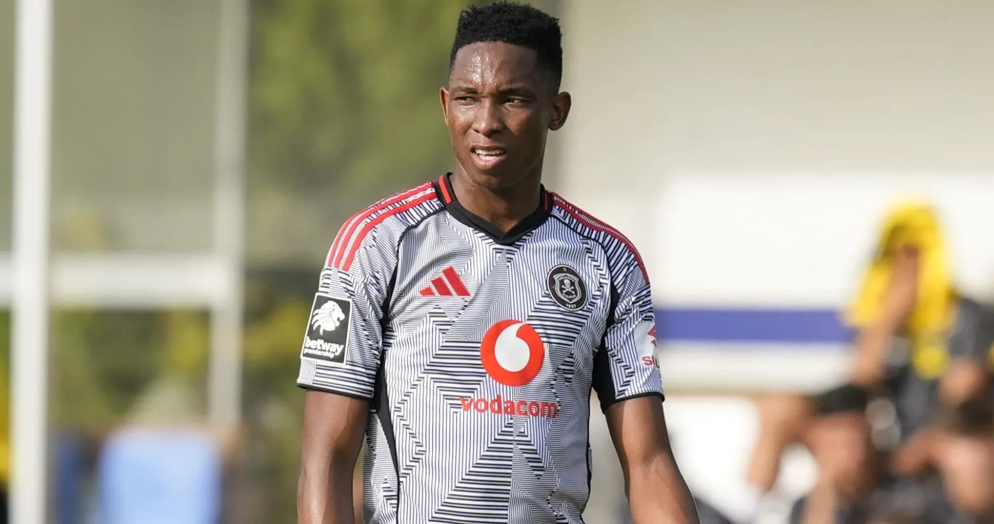 Jugador de fútbol con camiseta de Orlando Pirates en el campo