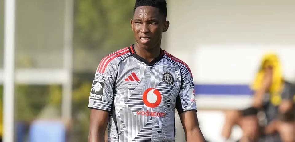 Jugador de fútbol con camiseta de Orlando Pirates en el campo