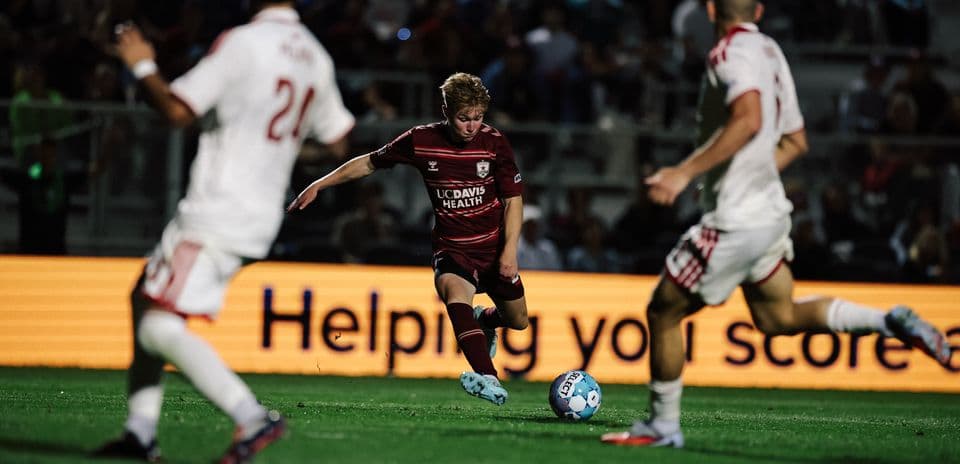Jugador de Sacramento Republic controlando el balón