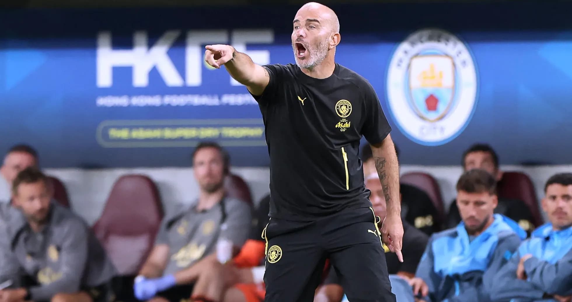 Entrenador dirigiendo desde la línea de banda