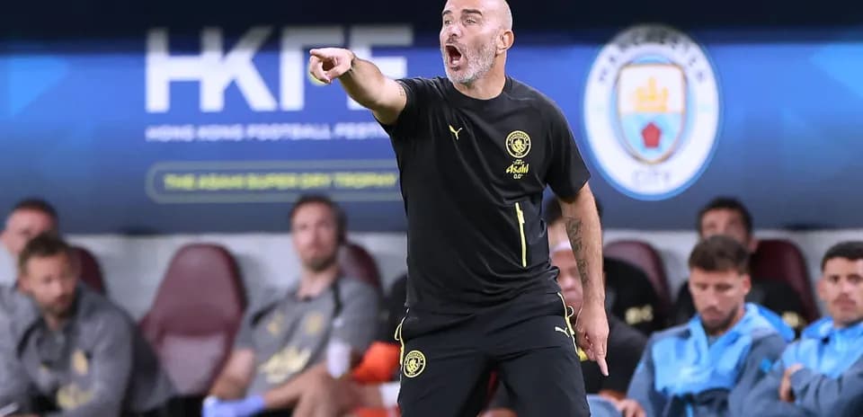 Entrenador dirigiendo desde la línea de banda