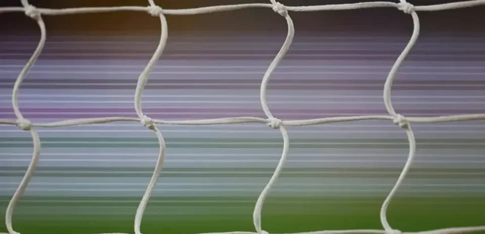 Red de gol con fondo desenfocado de campo