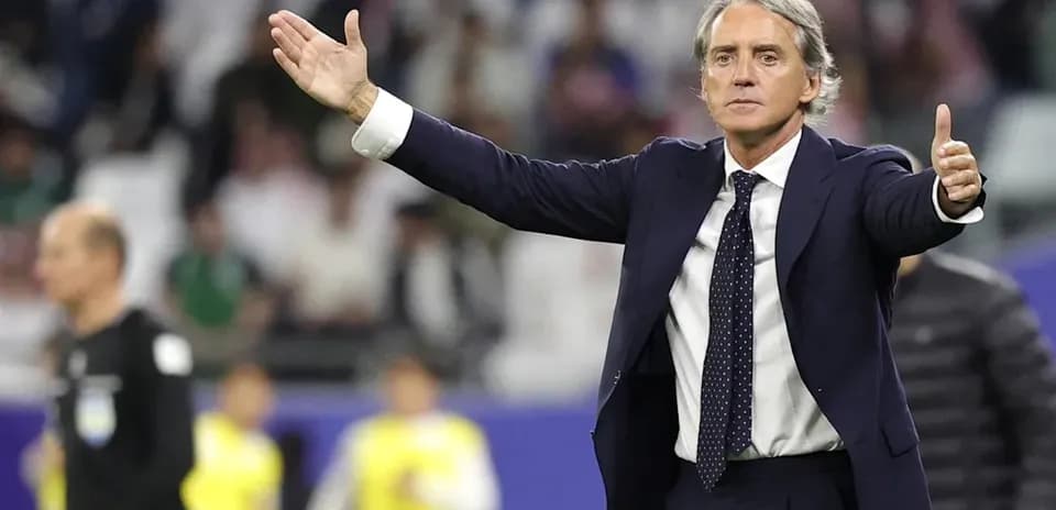Entrenador dirigiendo a su equipo en el partido