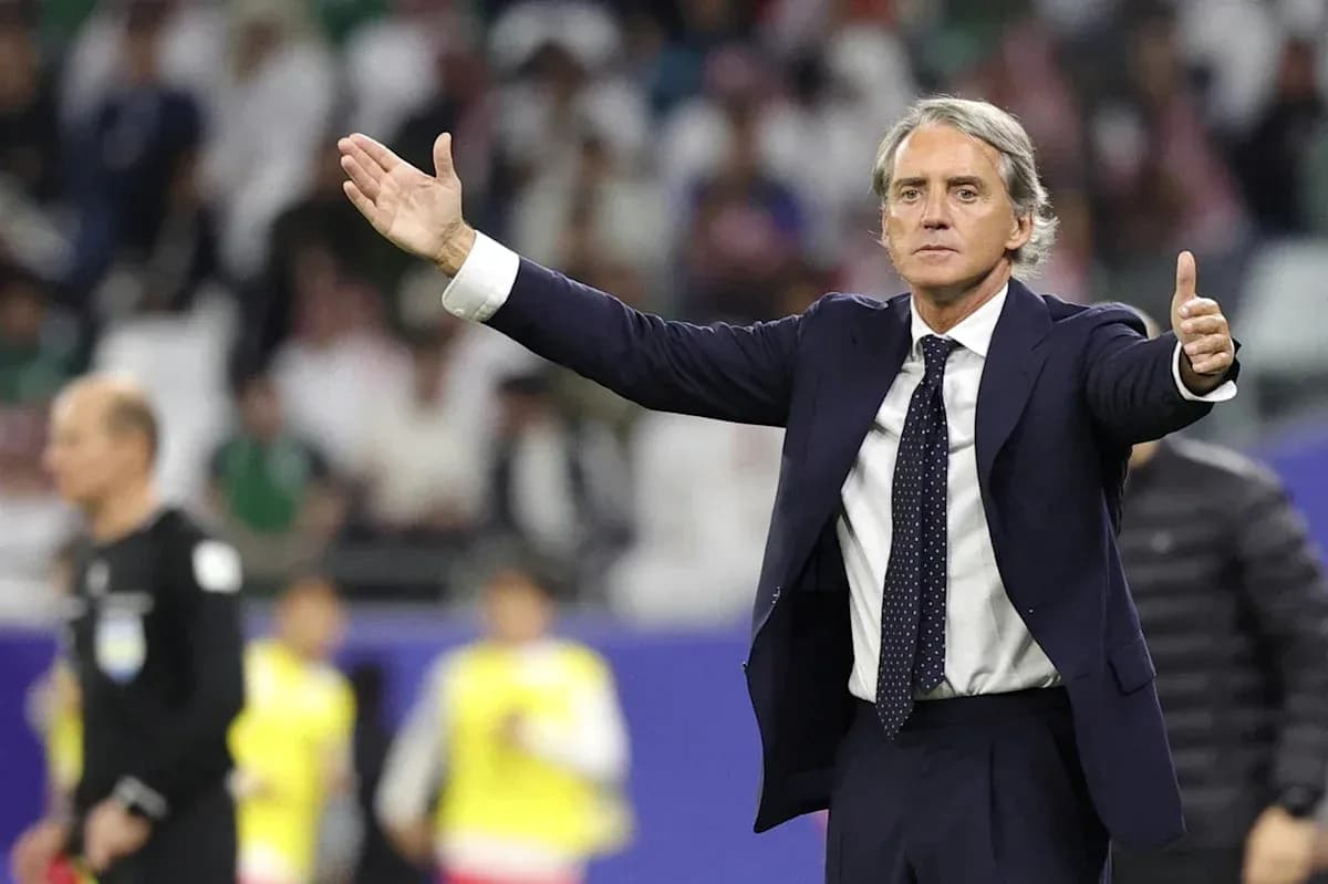 Entrenador dirigiendo a su equipo en el partido