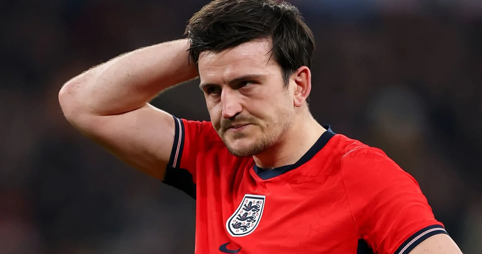 Jugador de Inglaterra con camiseta roja, preocupado