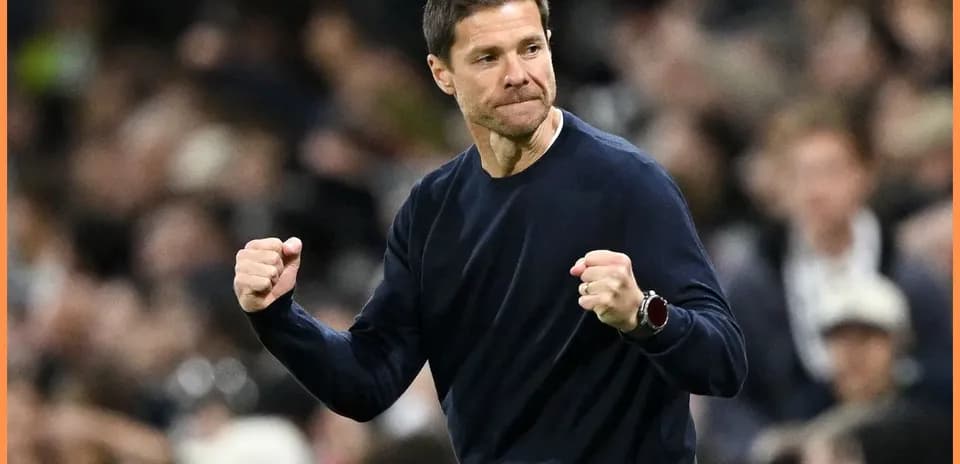 Entrenador celebrando un gol durante el partido