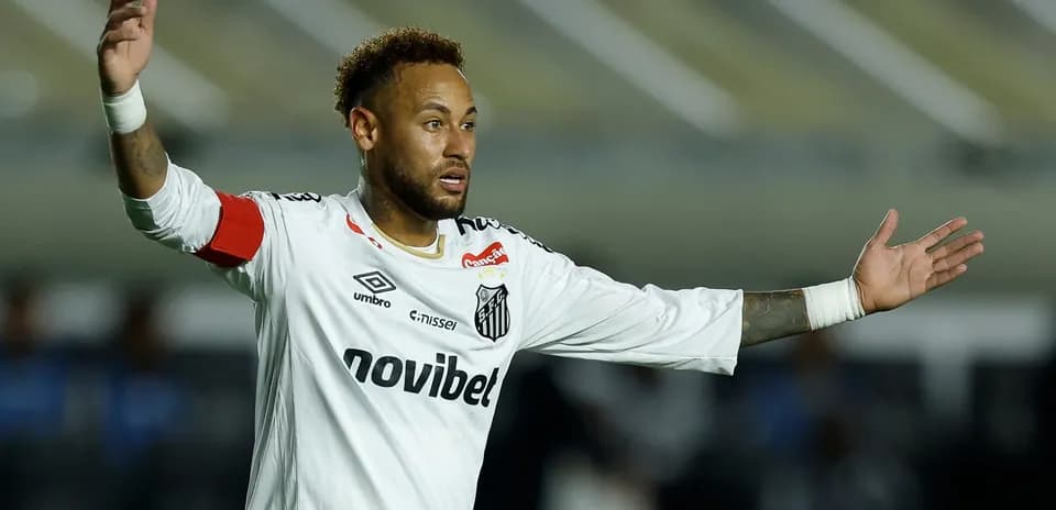 Neymar gesticulando durante un partido con Santos