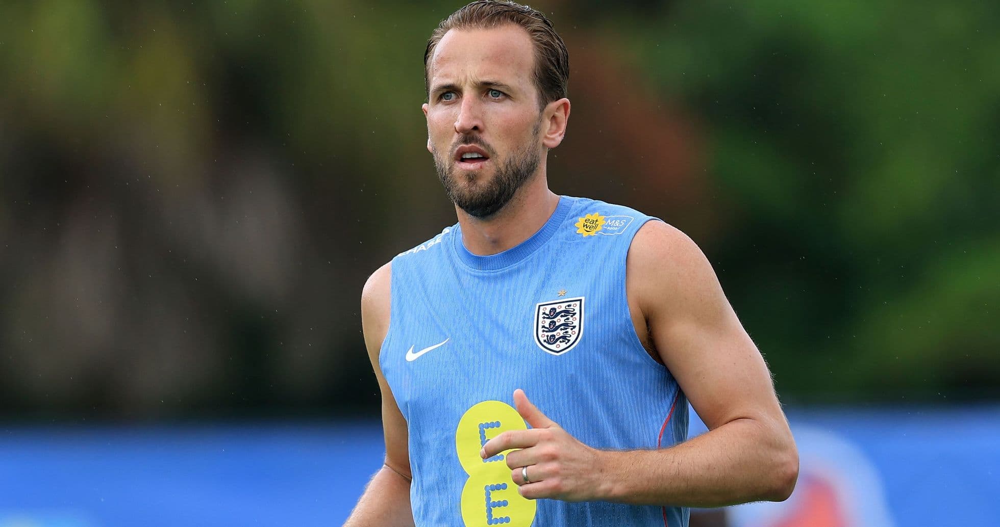 Jugador de Inglaterra entrenando en campo deportivo