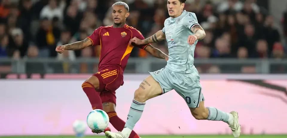 Jugadores de la Roma y Lazio compitiendo por el balón