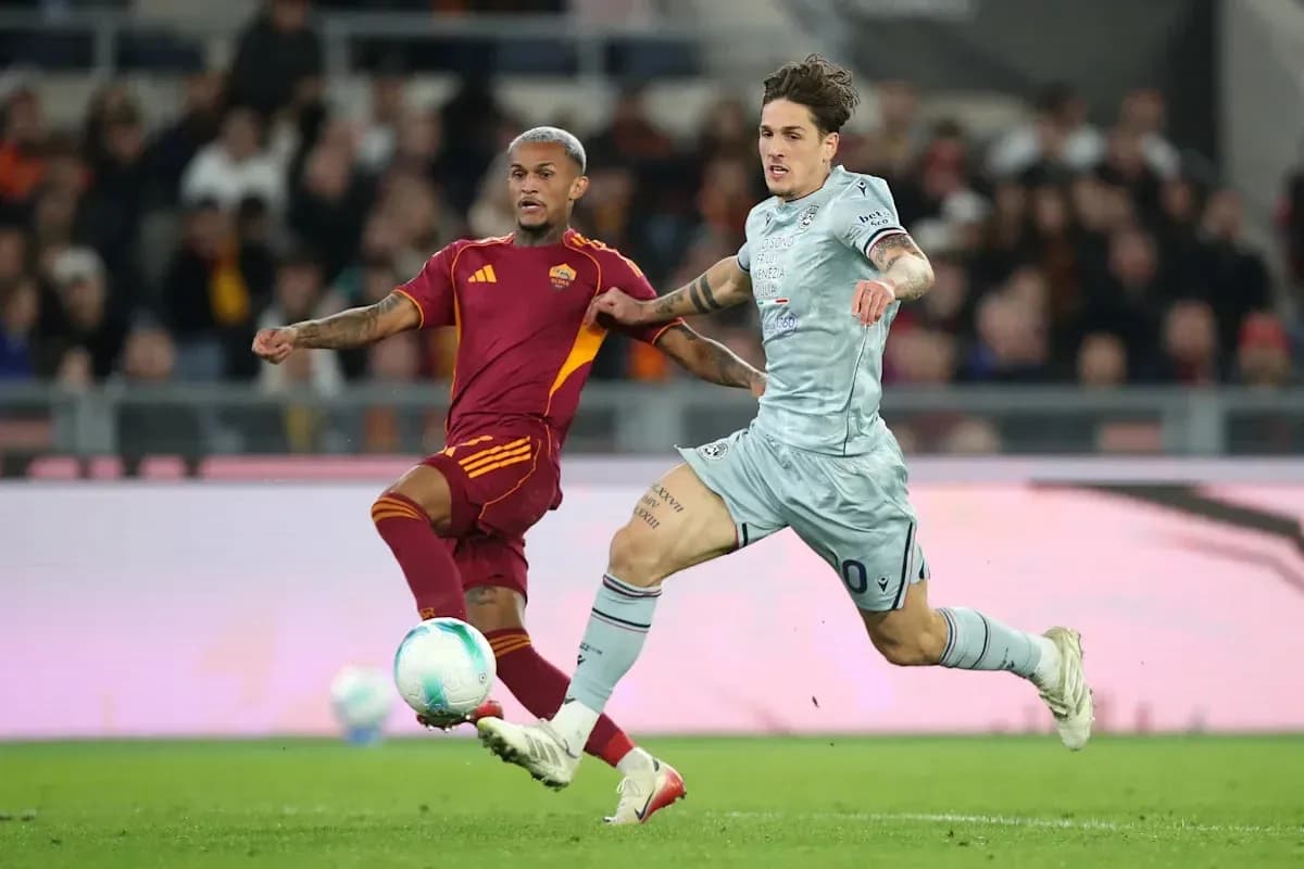 Jugadores de la Roma y Lazio compitiendo por el balón