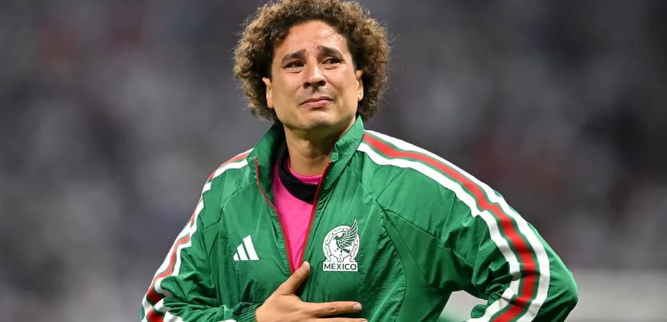 Portero mexicano en campo con chaqueta verde