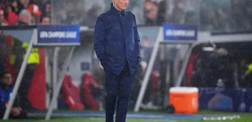 Entrenador en la línea de banda durante el partido