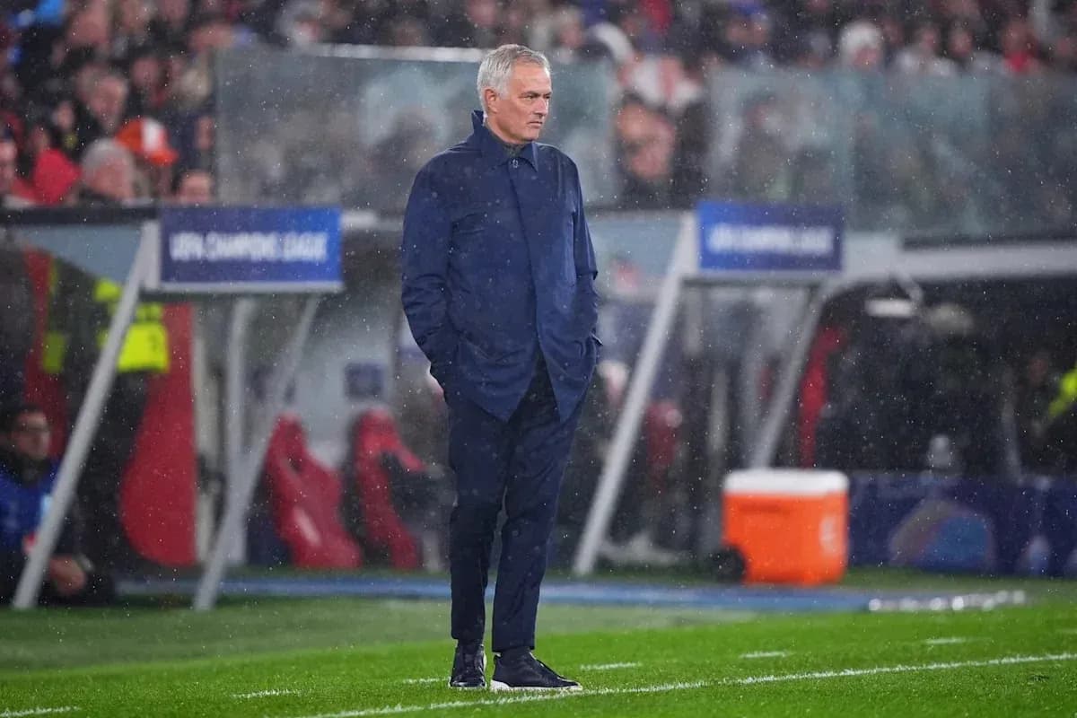 Entrenador en la línea de banda durante el partido