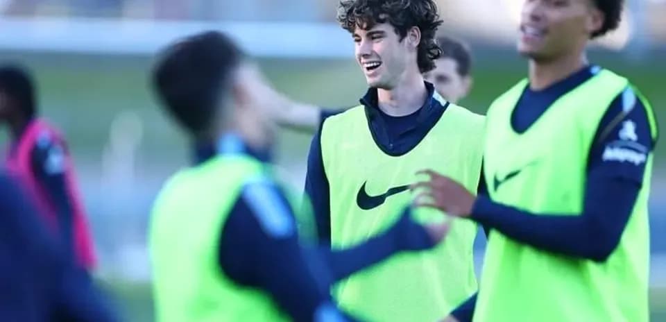 Jugadores entrenando y riendo en la sesión