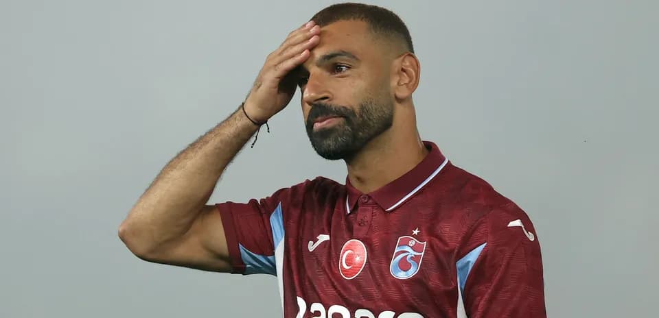 Jugador con camiseta de Trabzonspor en presentación