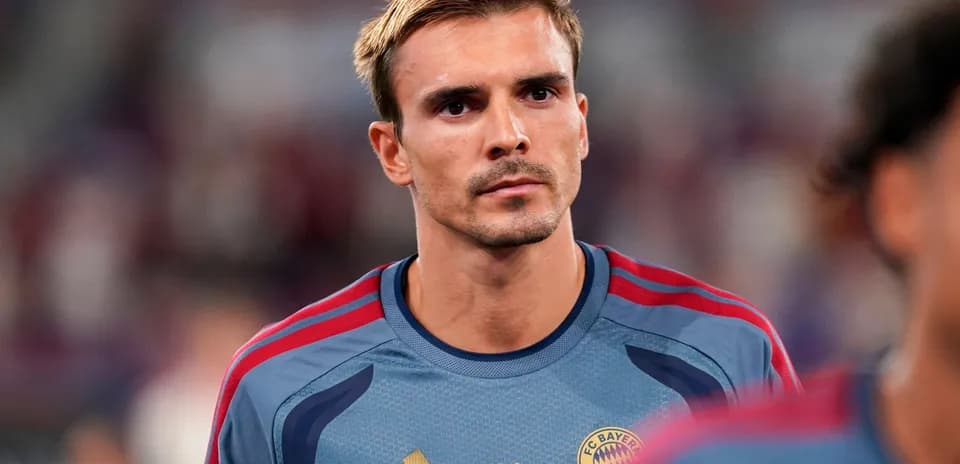 Jugador de Bayern Múnich en calentamiento previo al partido