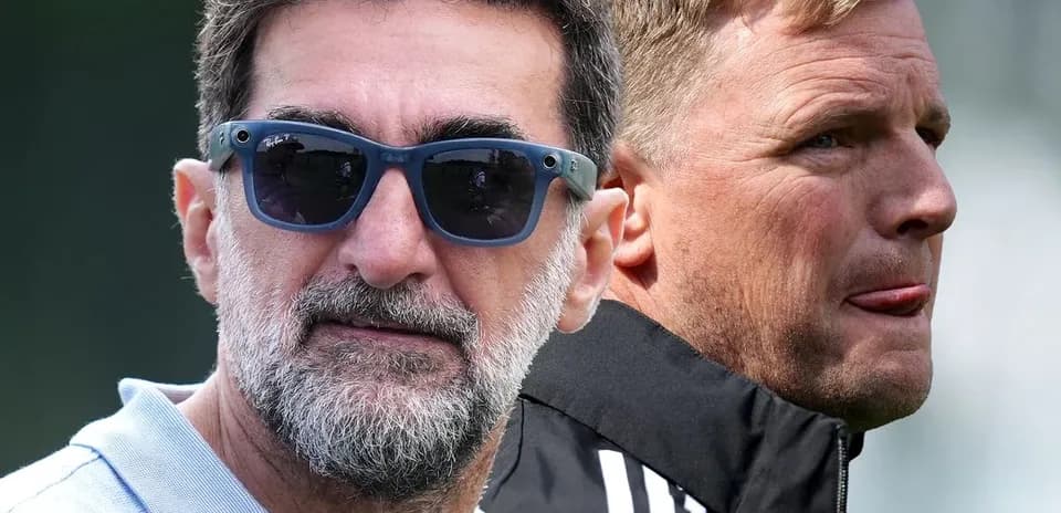 Dos entrenadores observando desde el campo de entrenamiento