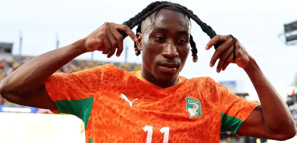 Jugador de Costa de Marfil ajustando su peinado