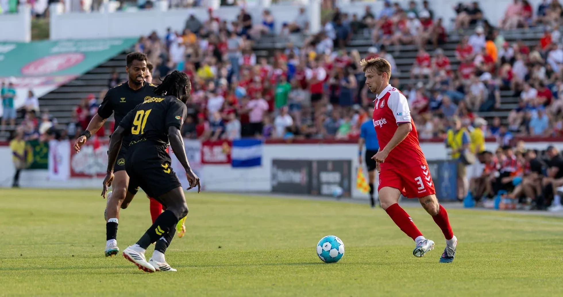 Jugador de Charleston Battery con balón en el campo