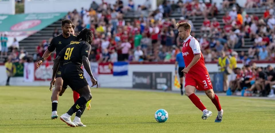 Jugador de Charleston Battery con balón en el campo