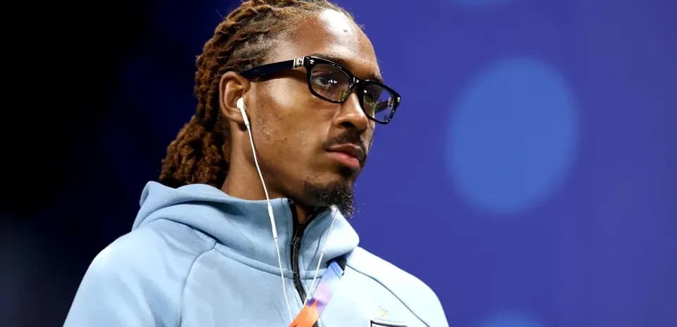 Jugador con gafas y auriculares en vestuario