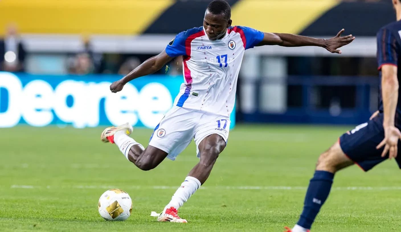 Jugador de Haití pateando el balón en un partido